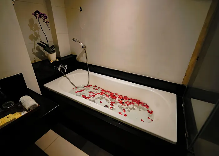 فندق The Kirana 4*